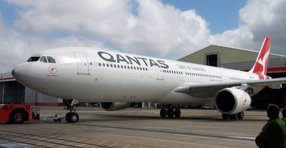 Airline with Kangaroo Logo - Qantas updates the flying kangaroo