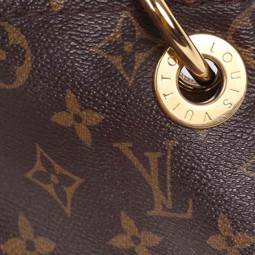 Close Up of Louis Vuitton Logo - LOUIS VUITTON Monogram Artsy MM