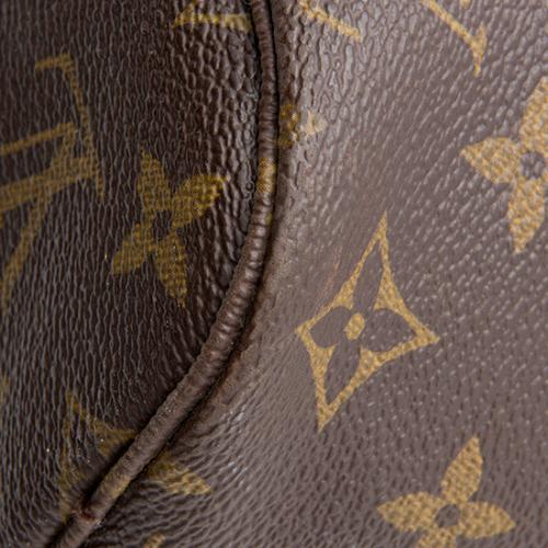 Close Up of Louis Vuitton Logo - Louis Vuitton Monogram Canvas Neverfull MM Tote. Louis Vuitton