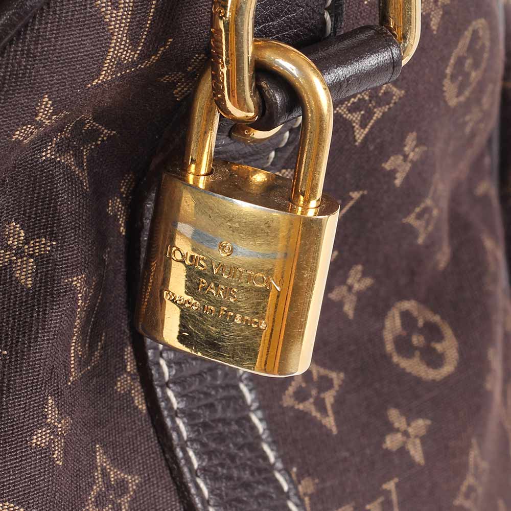 Close Up of Louis Vuitton Logo - louis-vuitton-monogram-mini-lin-speedy-bandouliere-30-lock-close-up ...