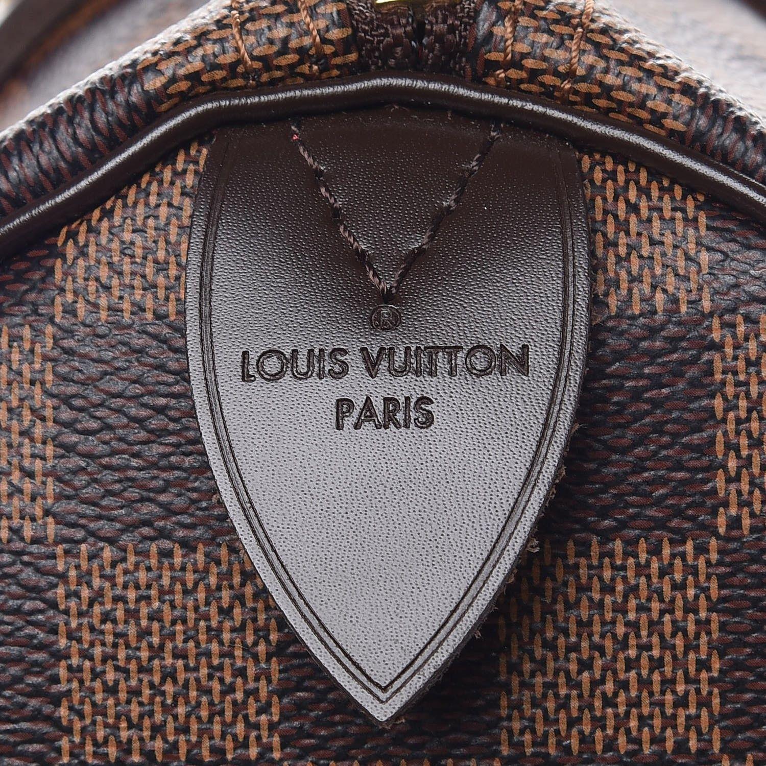 Close Up of Louis Vuitton Logo - LOUIS VUITTON Damier Ebene Speedy 30 276929