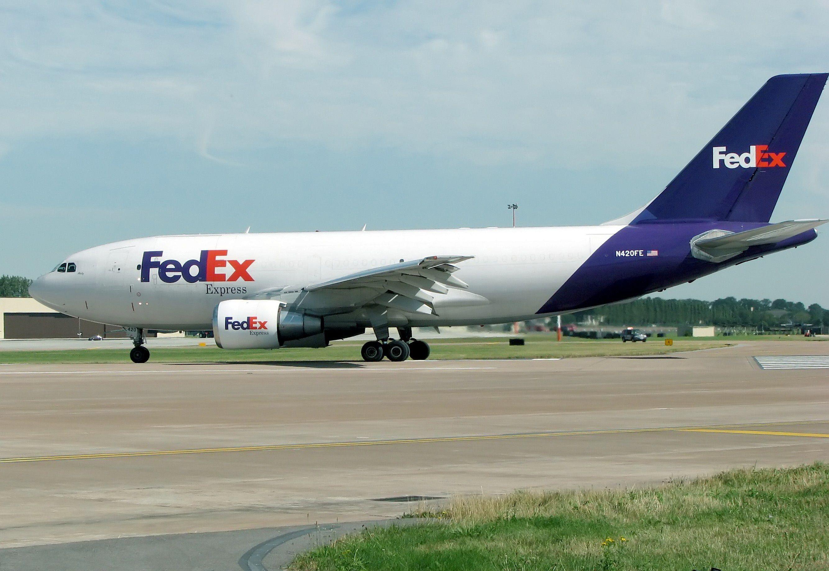 FedEx Airlines Logo - File:Fedex.a310-200.n420fe.arp.jpg - Wikimedia Commons