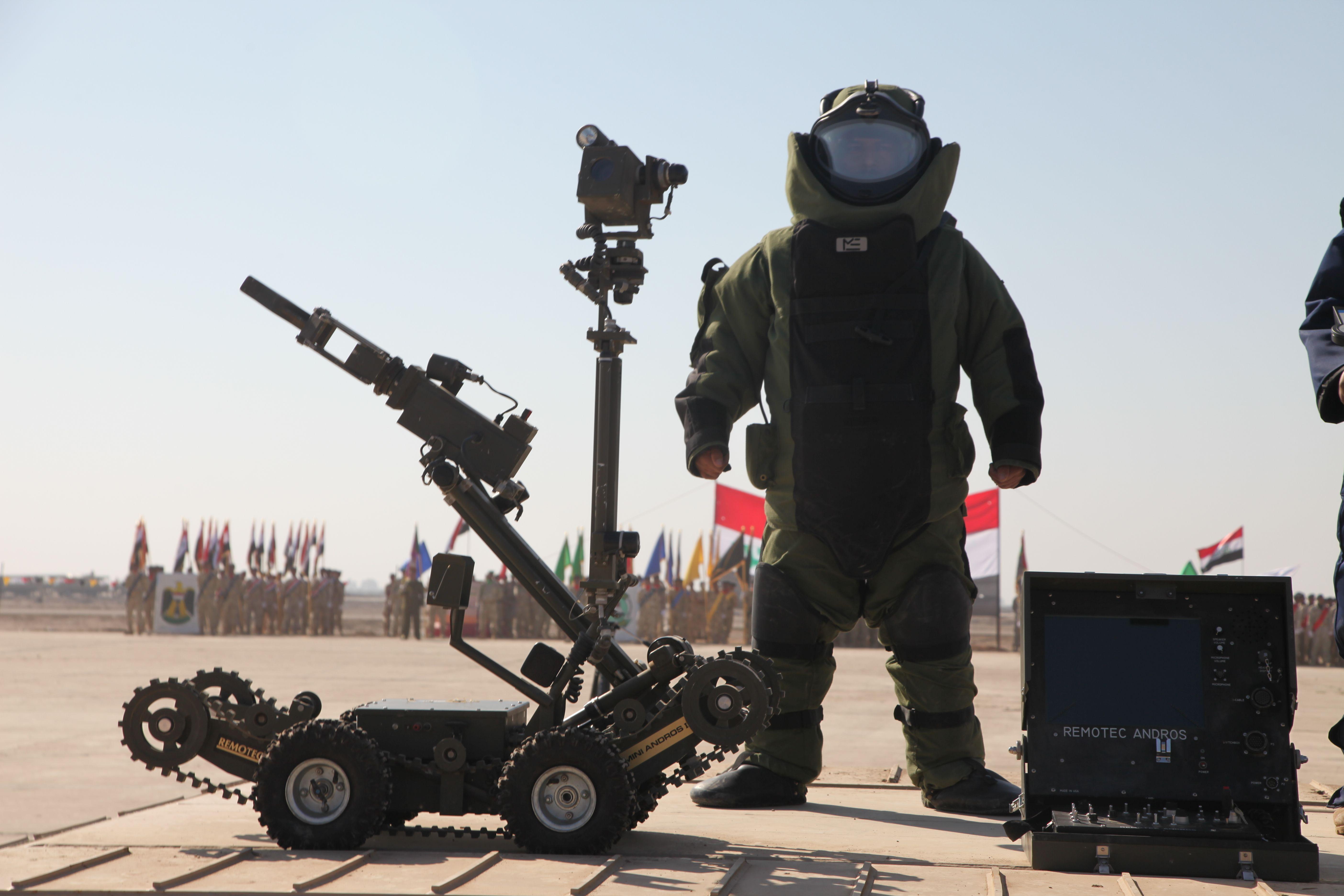 Military Bomb Squad Logo - How It Works: The Hurt Locker's Bomb-Fighting Suit | WIRED
