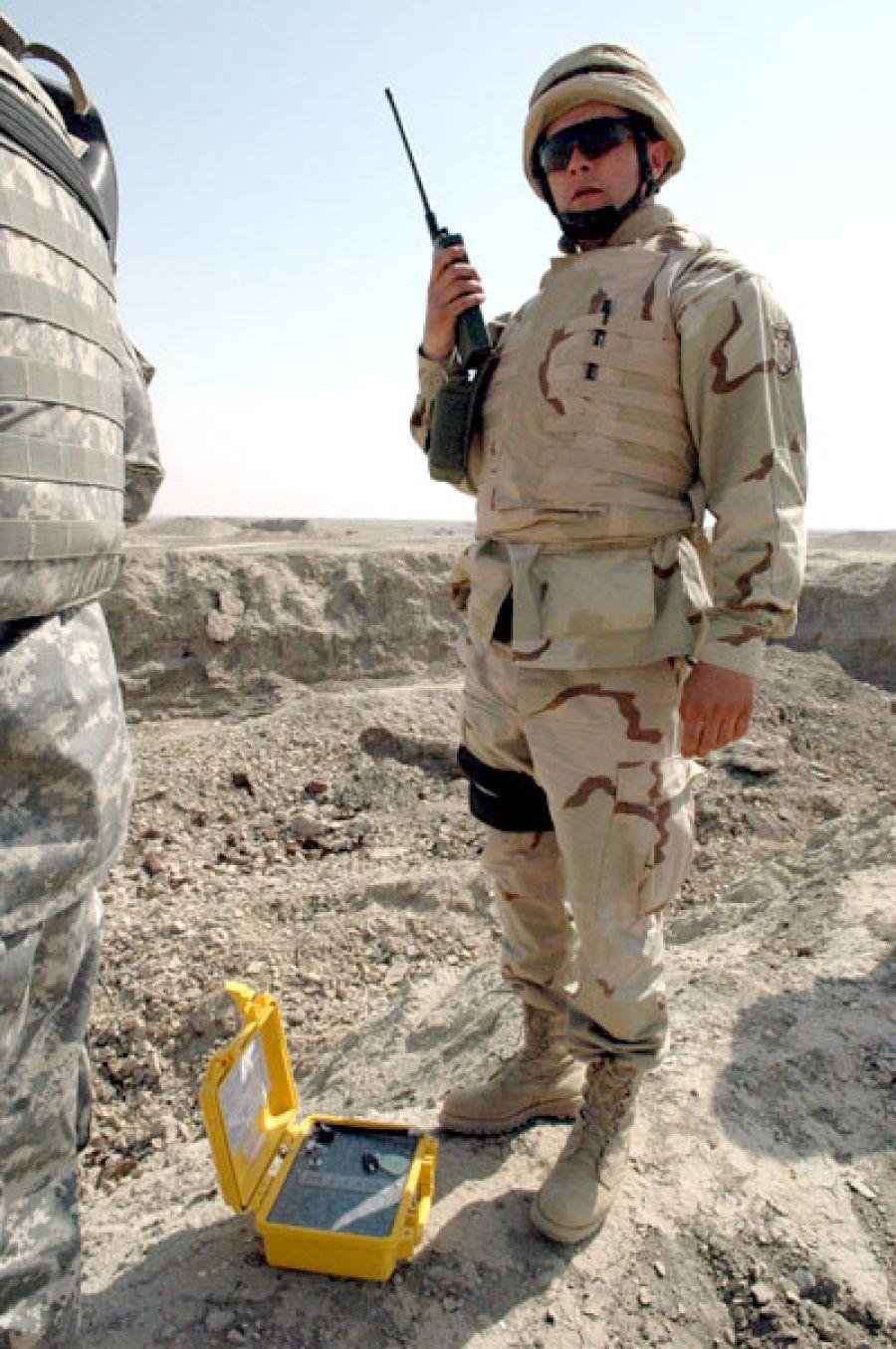 Military Bomb Squad Logo - Bosnian Bomb Disposal Experts On Duty In The Iraqi Desert