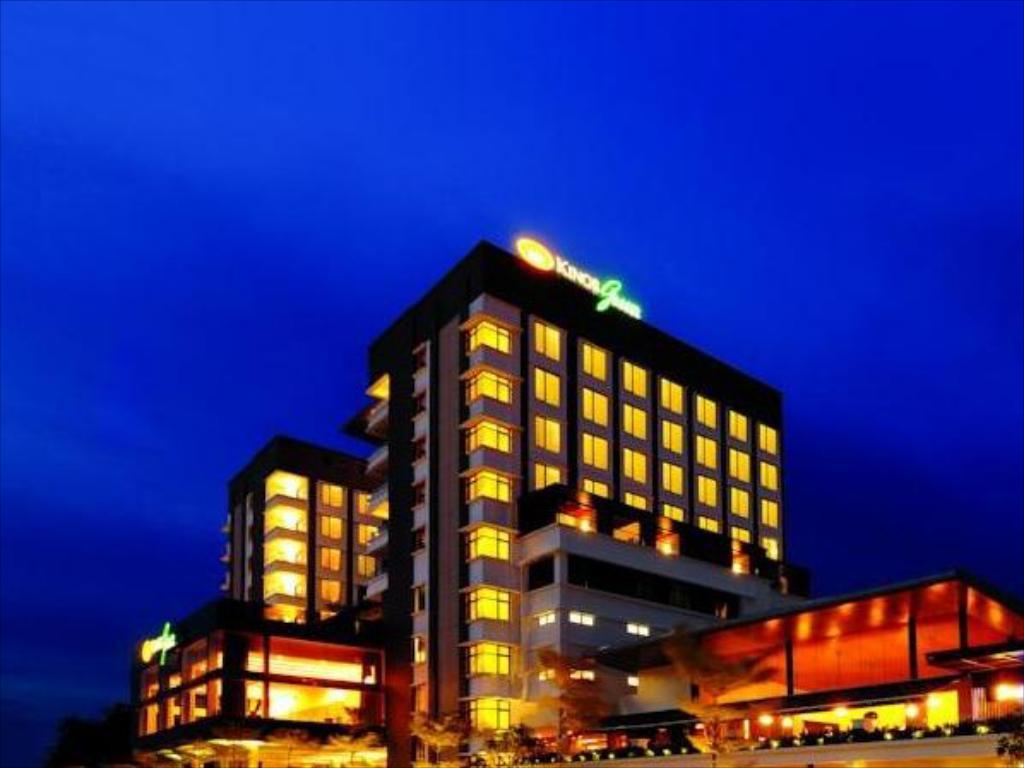 Yellow and Green Hotel Logo - Kings Green Hotel in Malacca Deals, Photo & Reviews