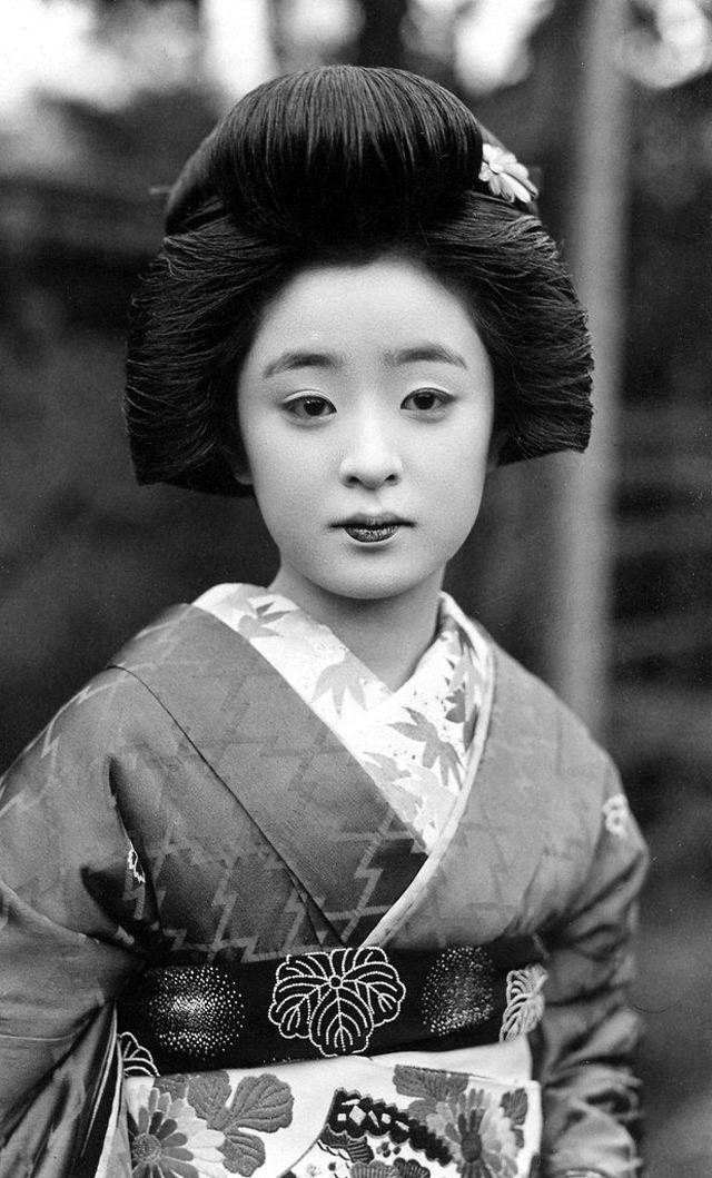 Japanese Woman Black and White Logo - Shimada Hairstyle: The Lovely Traditional Hairdo of Japanese Women ...