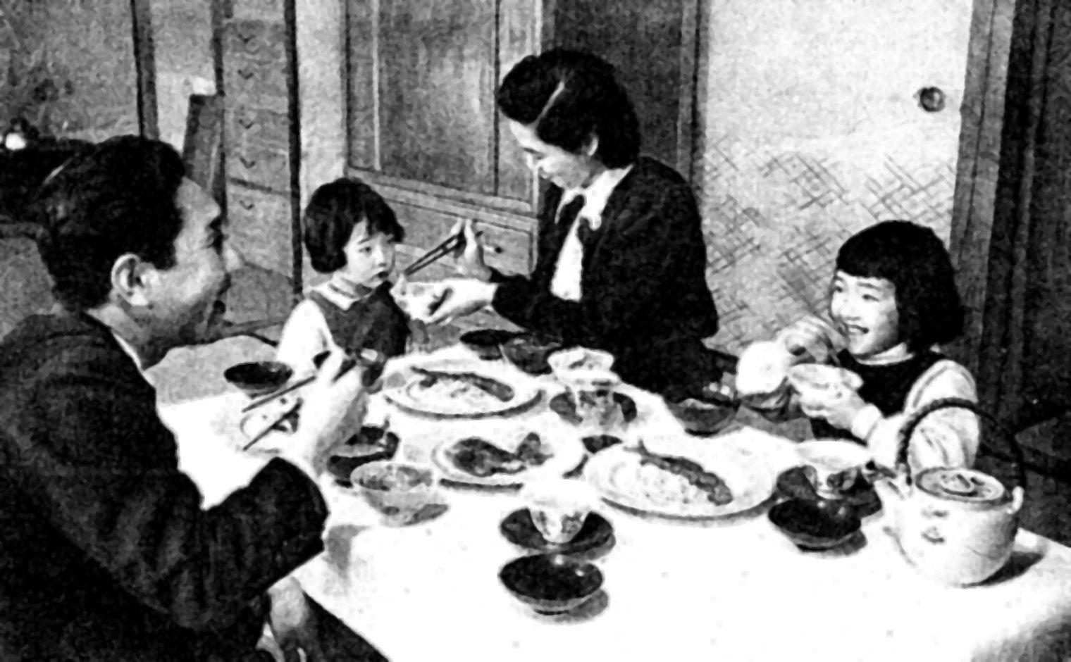 Japanese Woman Black and White Logo - File:Japanese family meal in 1950s.jpg - Wikimedia Commons