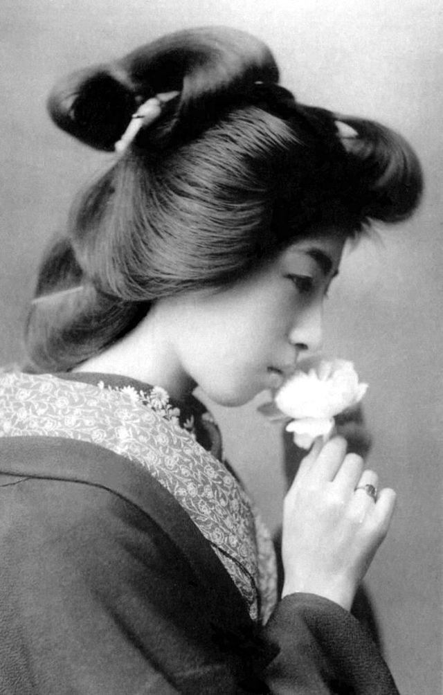 Japanese Woman Black and White Logo - Shimada Hairstyle: The Lovely Traditional Hairdo of Japanese Women