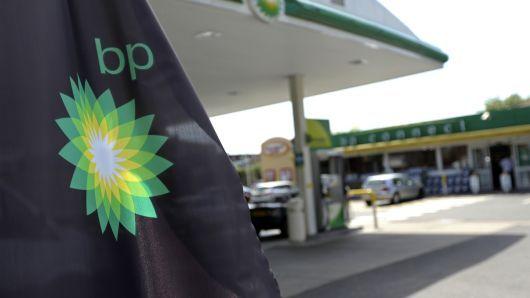 BP Gas Station Logo - BP earnings: $1.865 billion in net profit, vs $1.588 billion expected
