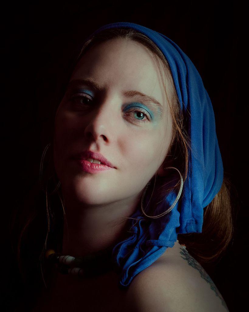 Lady with Blue Head Logo - Lady with a blue head scarf | www.instagram.com/wandagfotos | Flickr