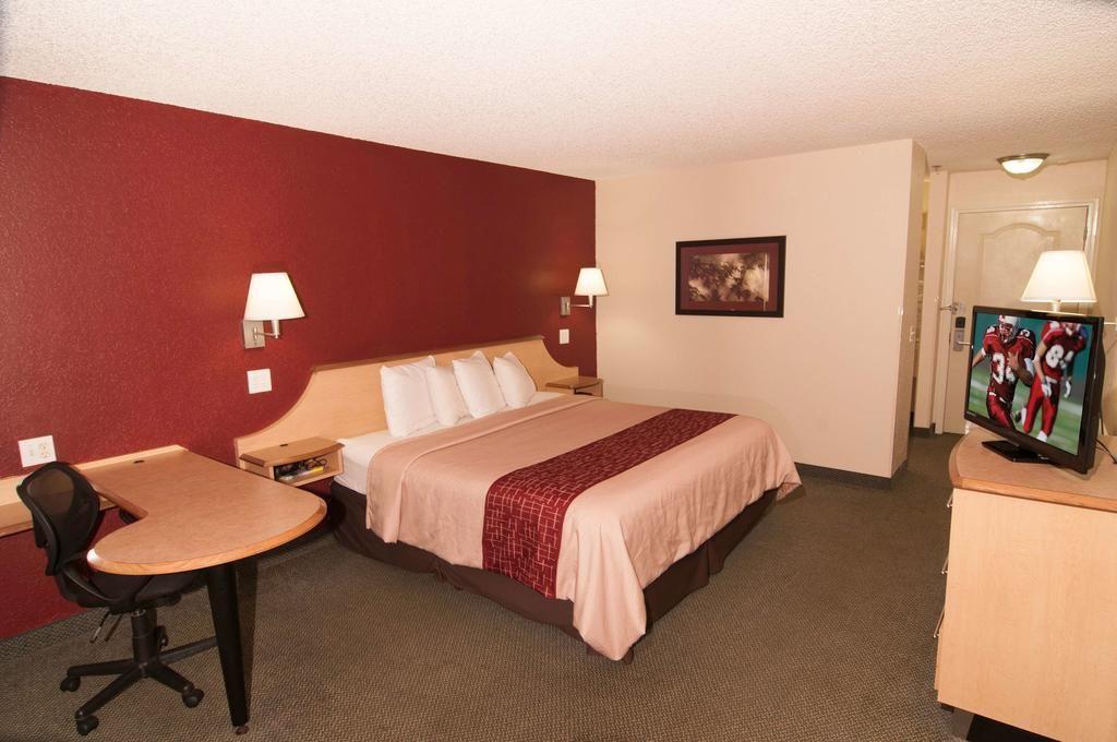 Red Roof Inn and Suites Logo - Red Roof Inn Milton, FL - Booking.com