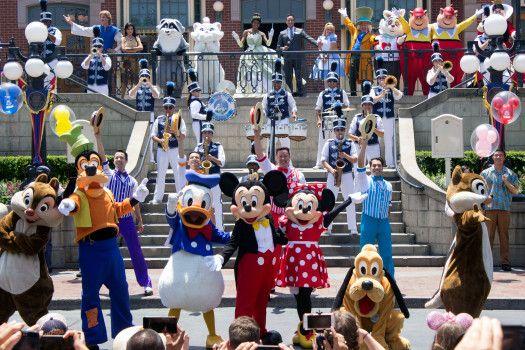 Disneyland Characters 2017 Logo - Disneyland celebrates 62nd anniversary with 62 characters singing