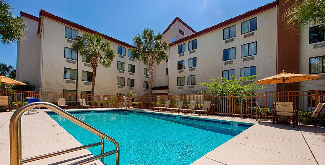 Small Red Roof Inn Logo - Cheap, Smoke-Free Hotels in Gainesville, FL | Red Roof PLUS+