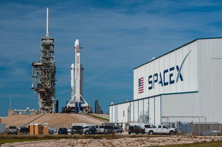 Verical SpaceX Falcon Heavy Logo - SpaceX Falcon Heavy launch: Rocket is vertical on launchpad, images ...
