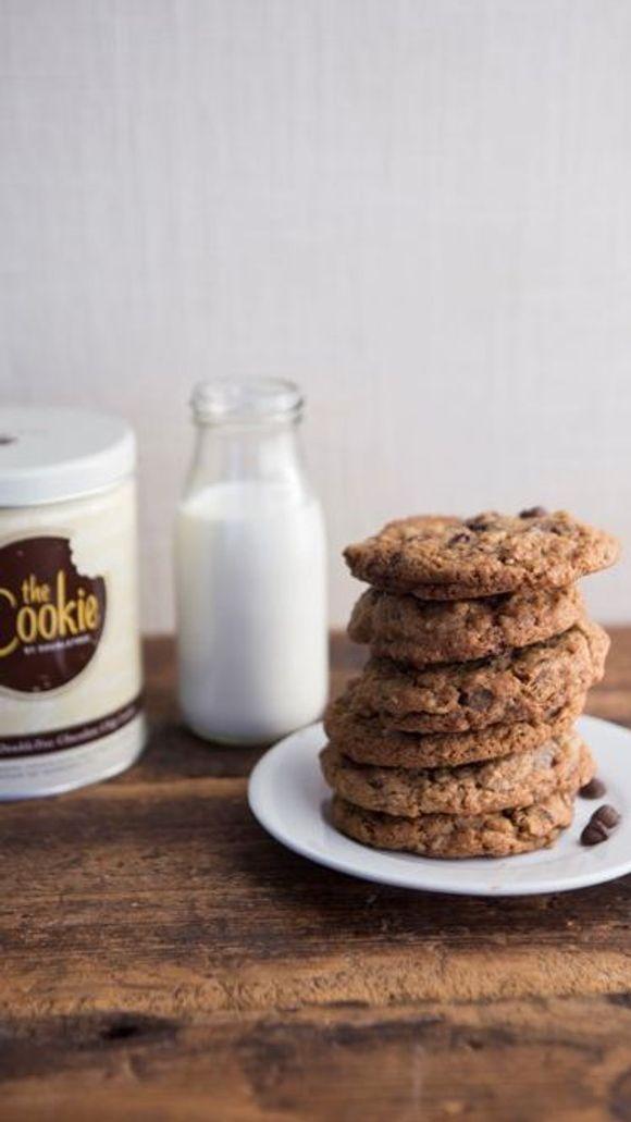 DoubleTree Cookie Logo - DoubleTree hotels hand out free cookies for the holidays