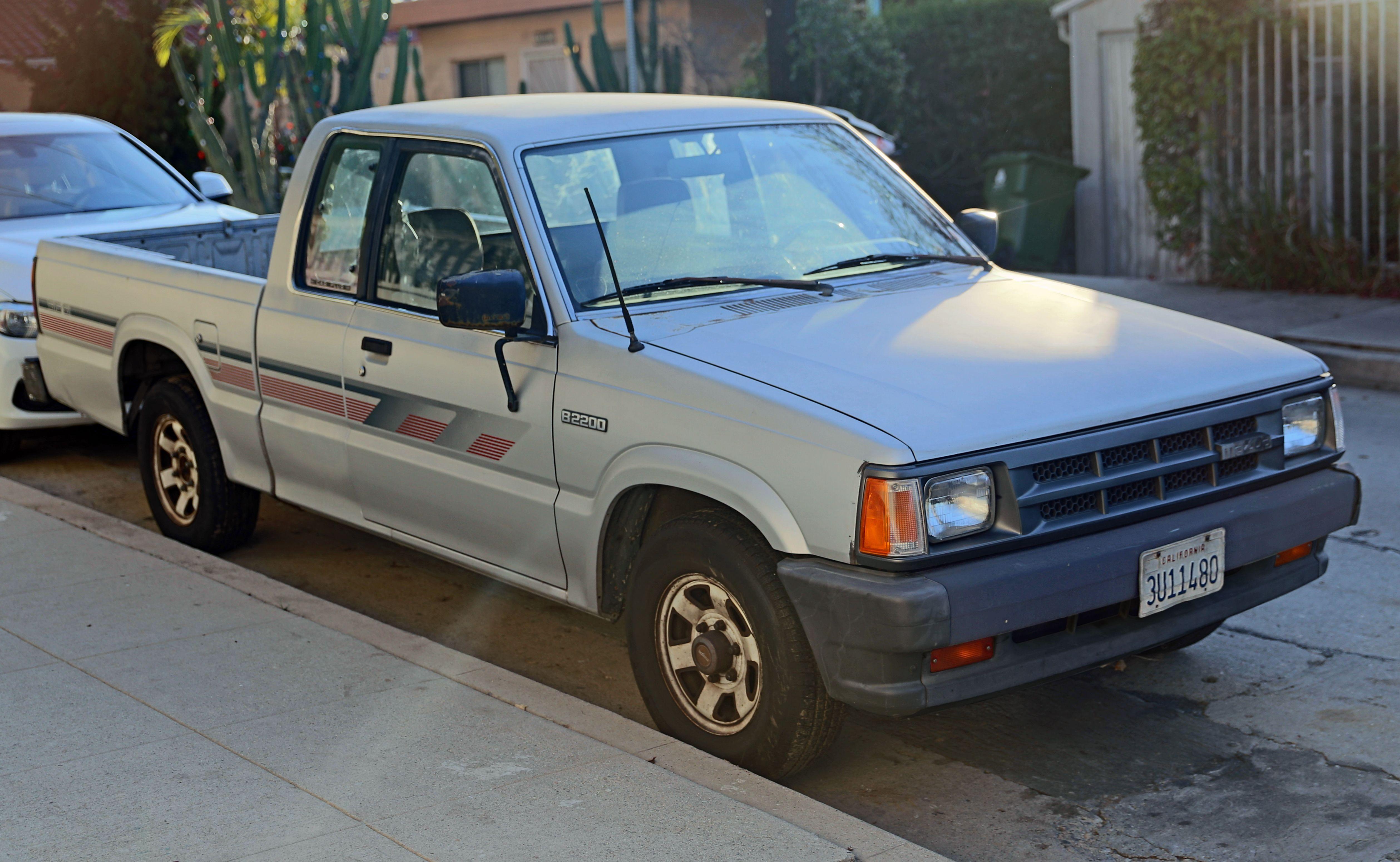 B2200 Mazda Logo - File:1989 Mazda B2200 Cab Plus 2WD, front left.jpg - Wikimedia Commons