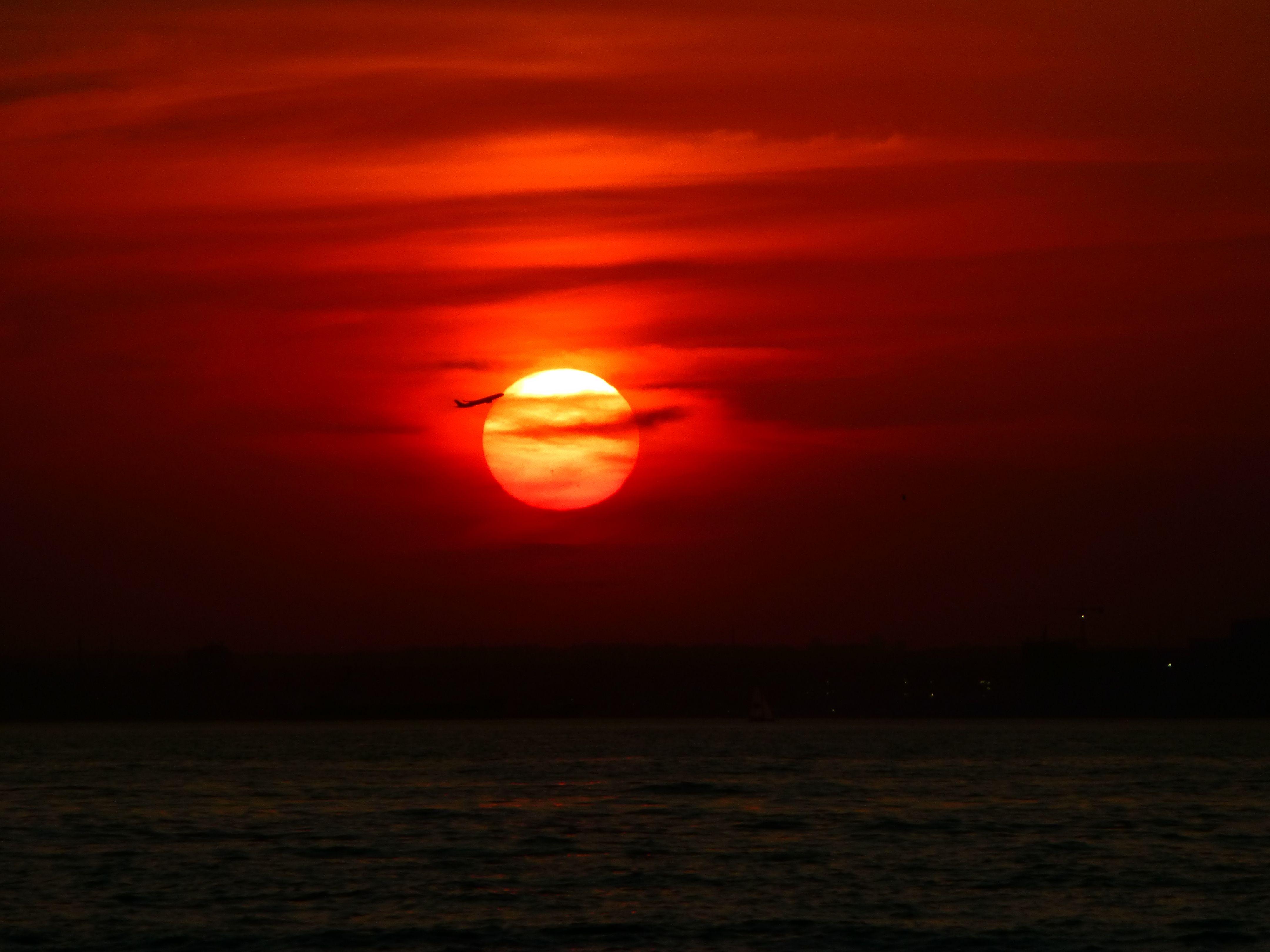 Red and Orange Sunset Logo - Why is the sunset red? - Met Office