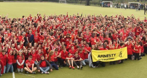 What Schools Have a Red T Logo - Children wearing red T-shirts in solidarity with refugees