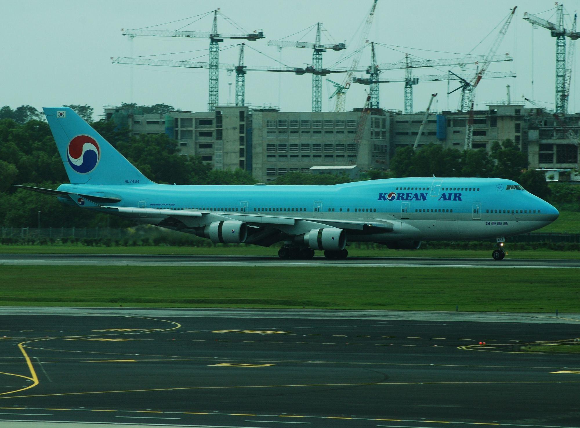 Old Korean Air Logo - File:Korean Air Boeing 747-400, HL7484, SIN 2.jpg - Wikimedia Commons