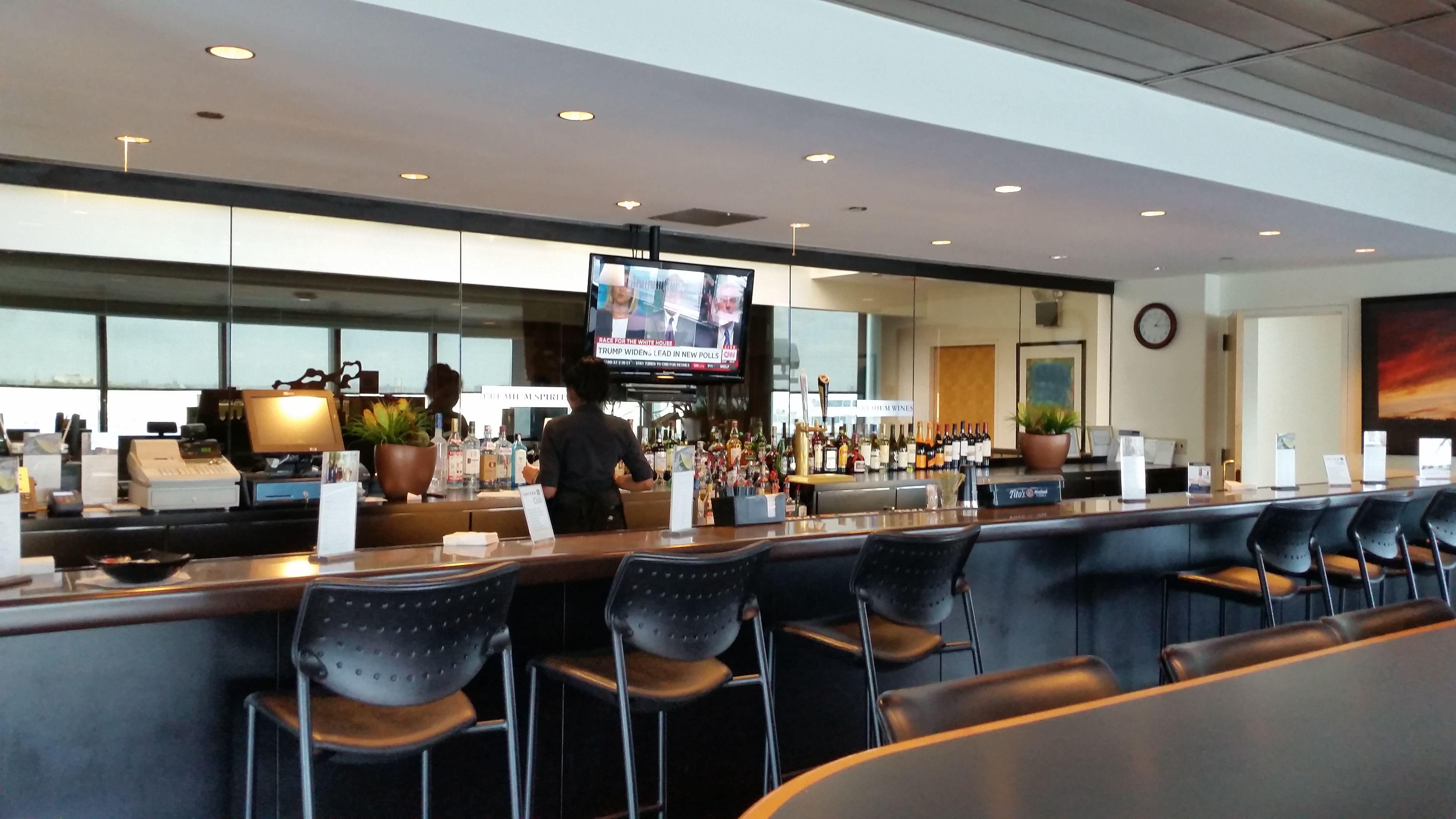 United Airlines Club Logo - Review: United Club Lounge New York LaGuardia