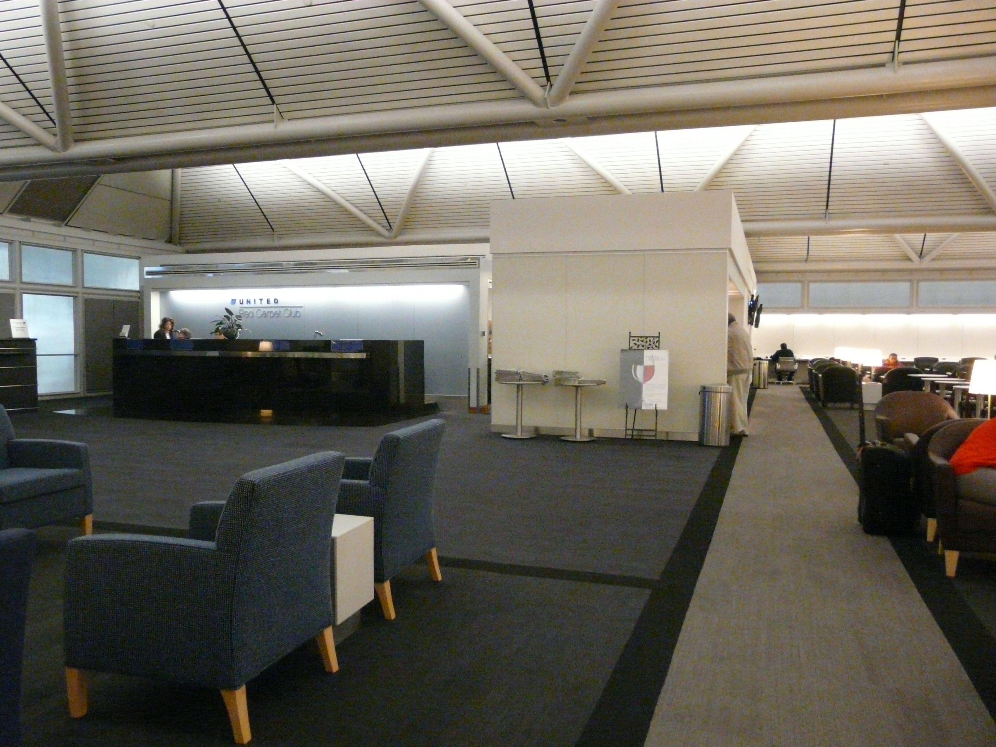 United Airlines Club Logo - File:United Red Carpet club at O'Hare International Airport.JPG ...