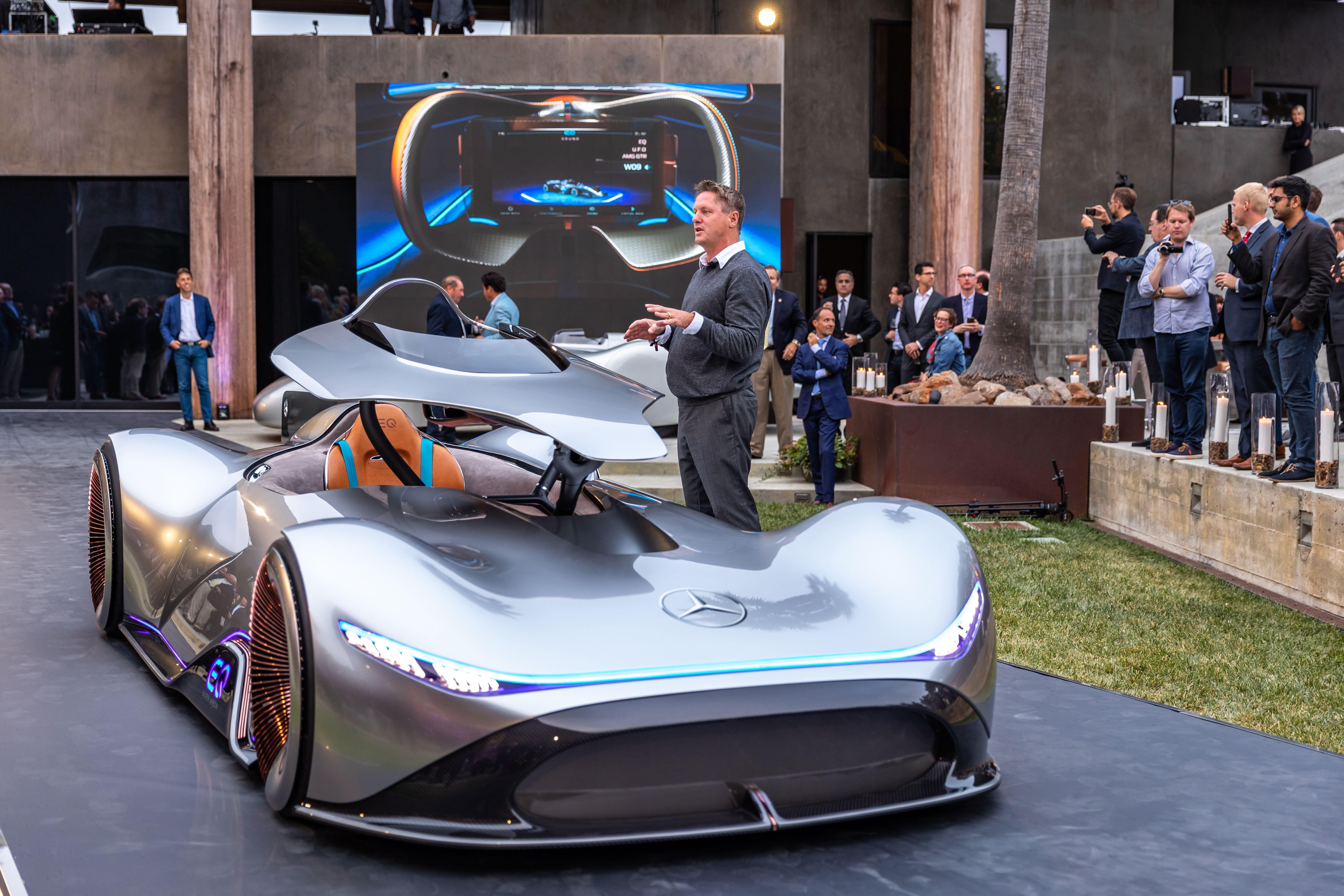 Two Silver Arrows Vehicle Logo - Pebble Beach 2018: Mercedes unveils vintage-inspired Vision EQ ...