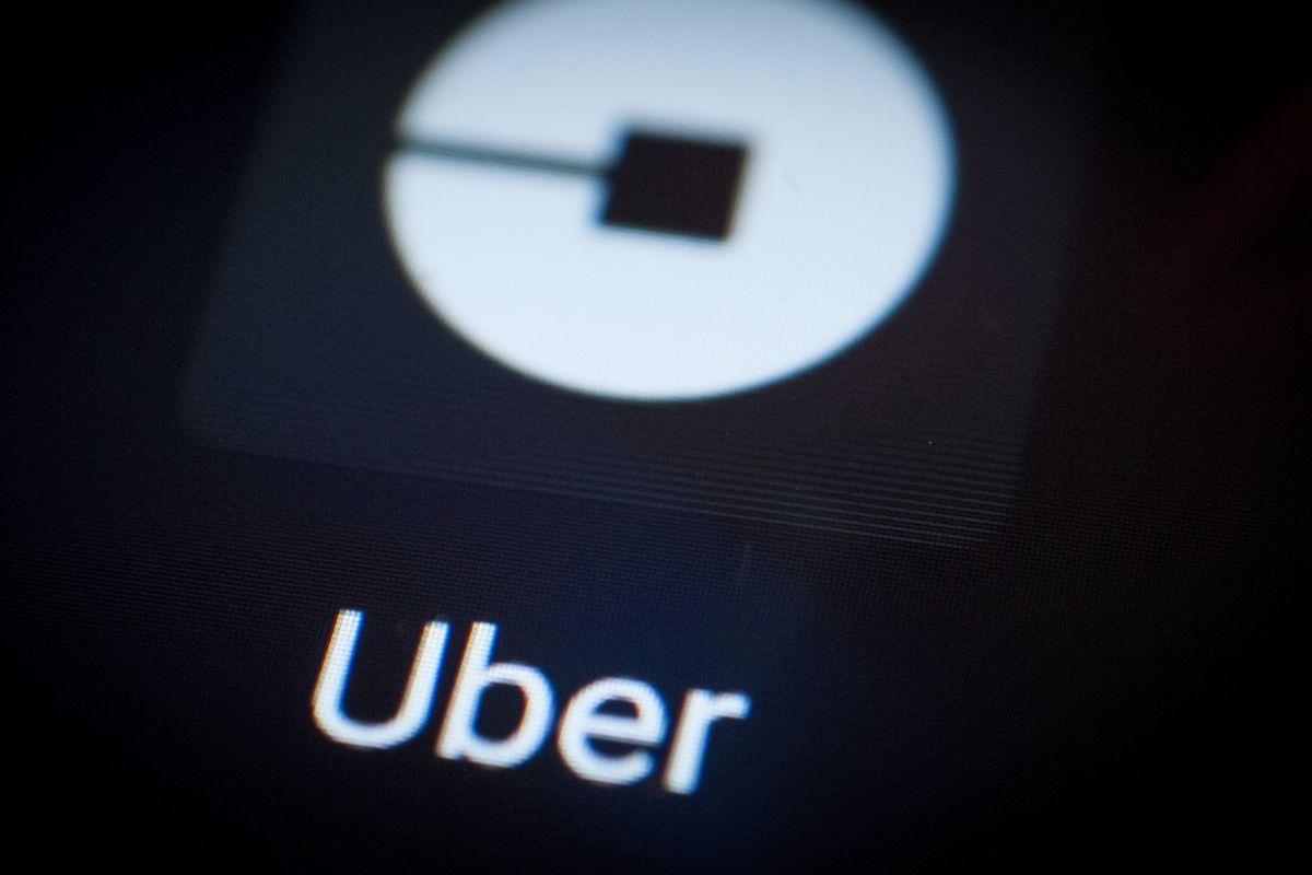 Uber Driving Logo - Female Uber drivers earn $1.24 per hour less than men: study - The Verge