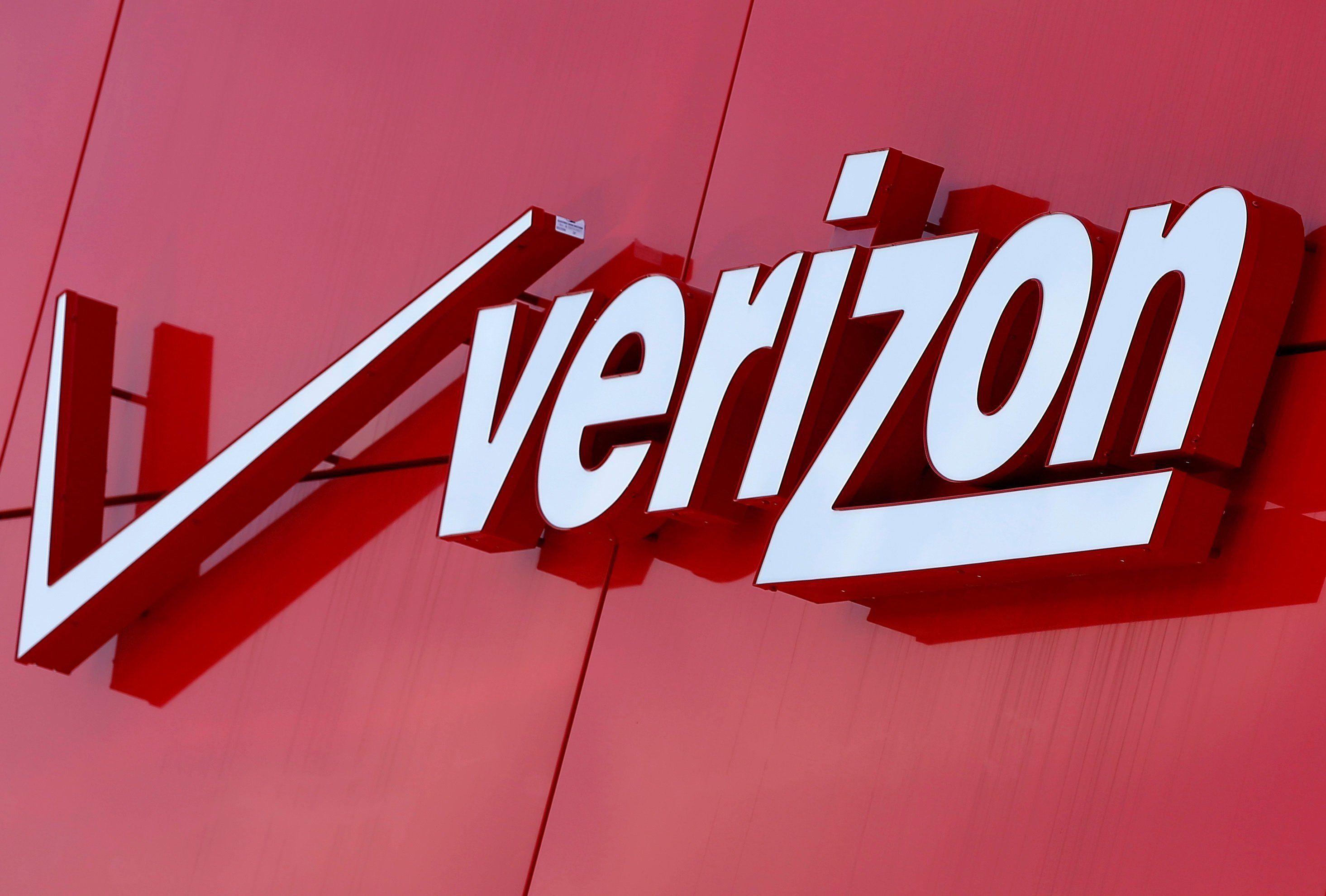 Verizon Communications Logo - Verizon Customers Defect as Competition Ramps Up - WSJ