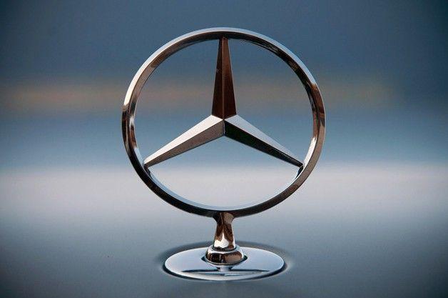 Mercedes Car Logo - Mercedes Benz Logo On The Car