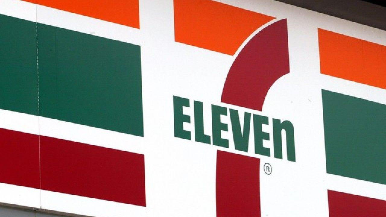 Old 7-Eleven Logo - Robber beats up 66-year-old 7-Eleven employee over several beers