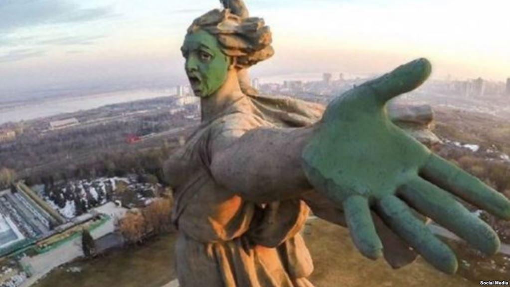 Red Face Statue Logo - Navalny Supporters Face Real Blowback For Virtual 'Zelyonka' Attack