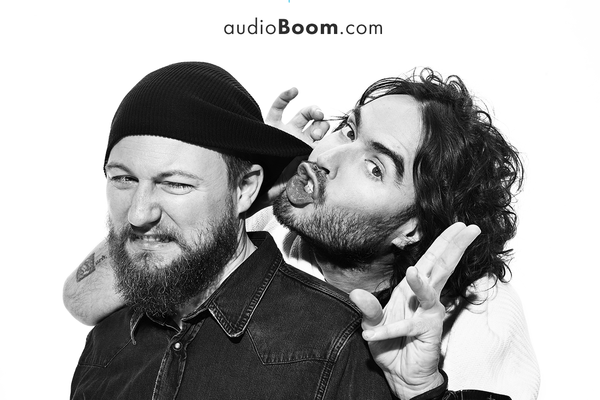 Russell Brand White Logo - Audioboom / The Russell Brand Podcast