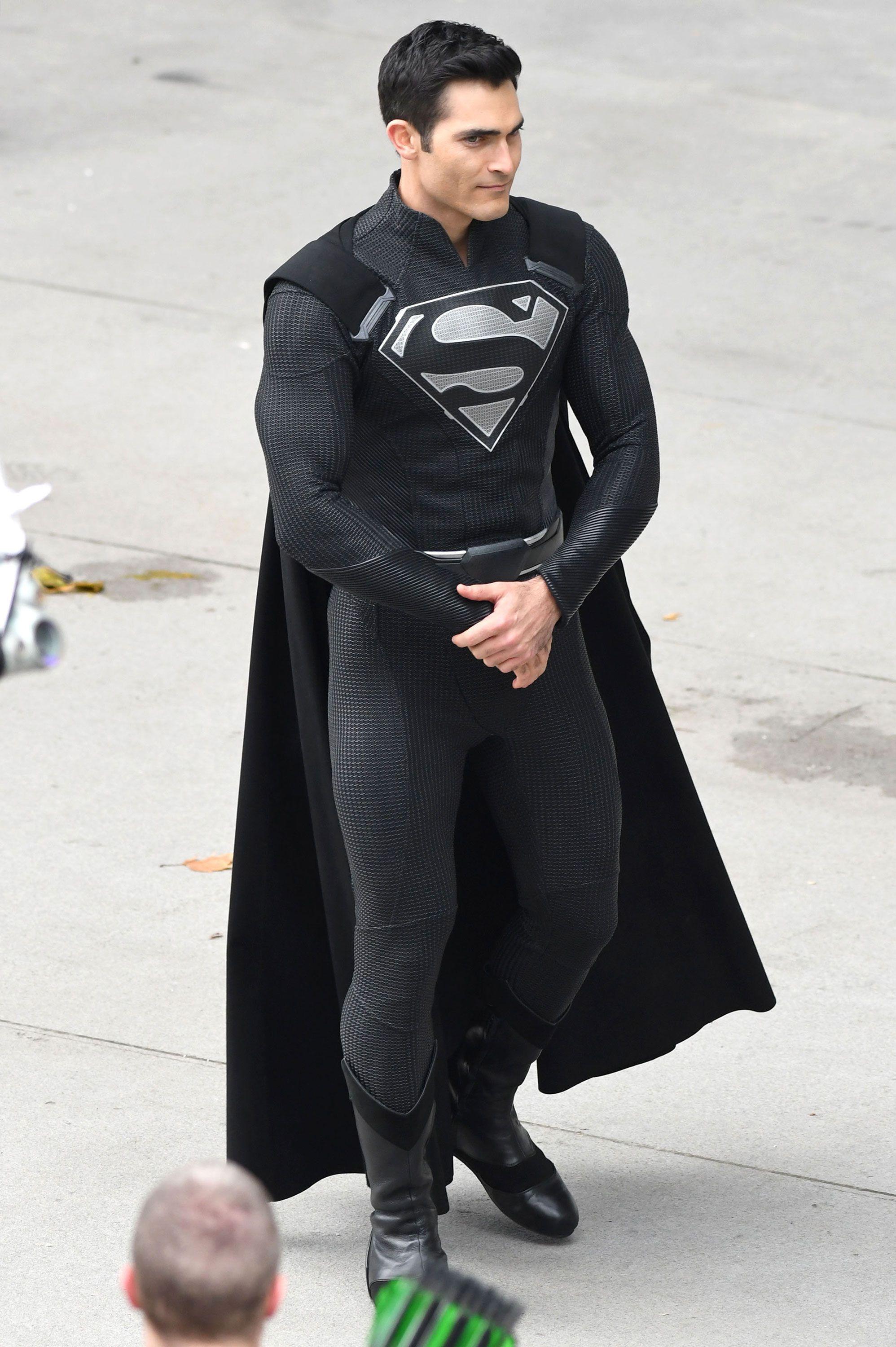Superman Black Suit Logo - Superman's black suit explained: Why Tyler Hoechlin is wearing a ...
