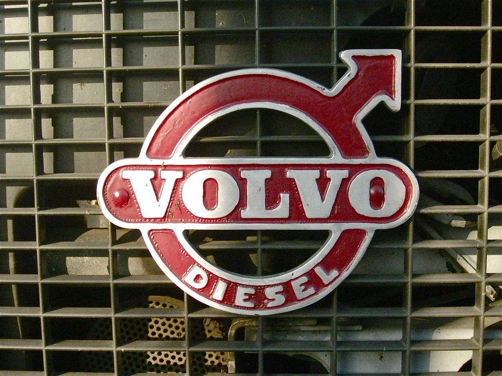 Volvo Tractor Logo - Emblem Left Side | Seen on a 1973 VOLVO F86 38 S2 Tractor. T… | Flickr