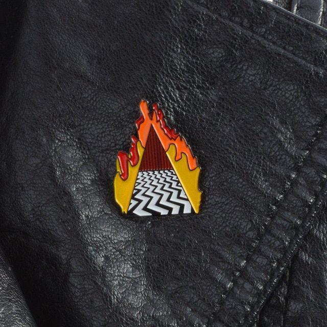 Red and White Peaks Logo - Red Black & White Welcome To Twin Peaks Brooches Backpack pins