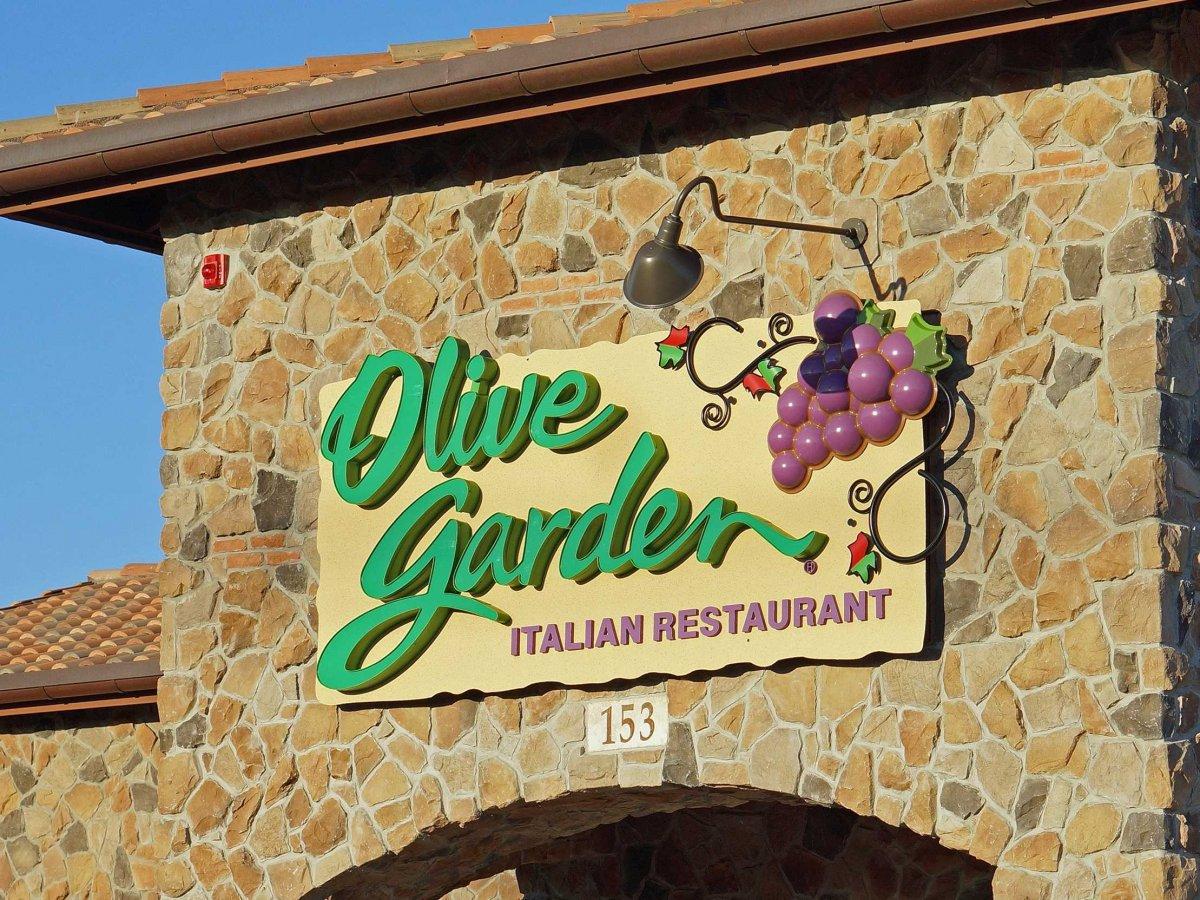 Olive Garden Logo - Thinking | Blog | New Logo: Grapes or Olives?