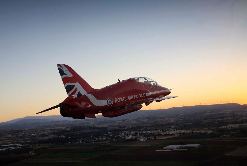 Two Apposing Red Arrows Logo - New aircraft for Red Arrows