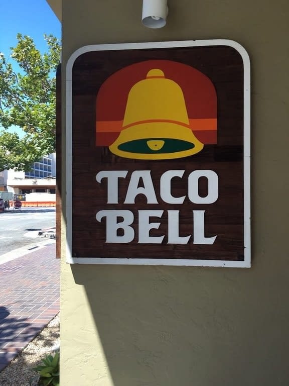Old Taco Bell Logo - Things From Taco Bell Back In The Day That You Totally Forgot