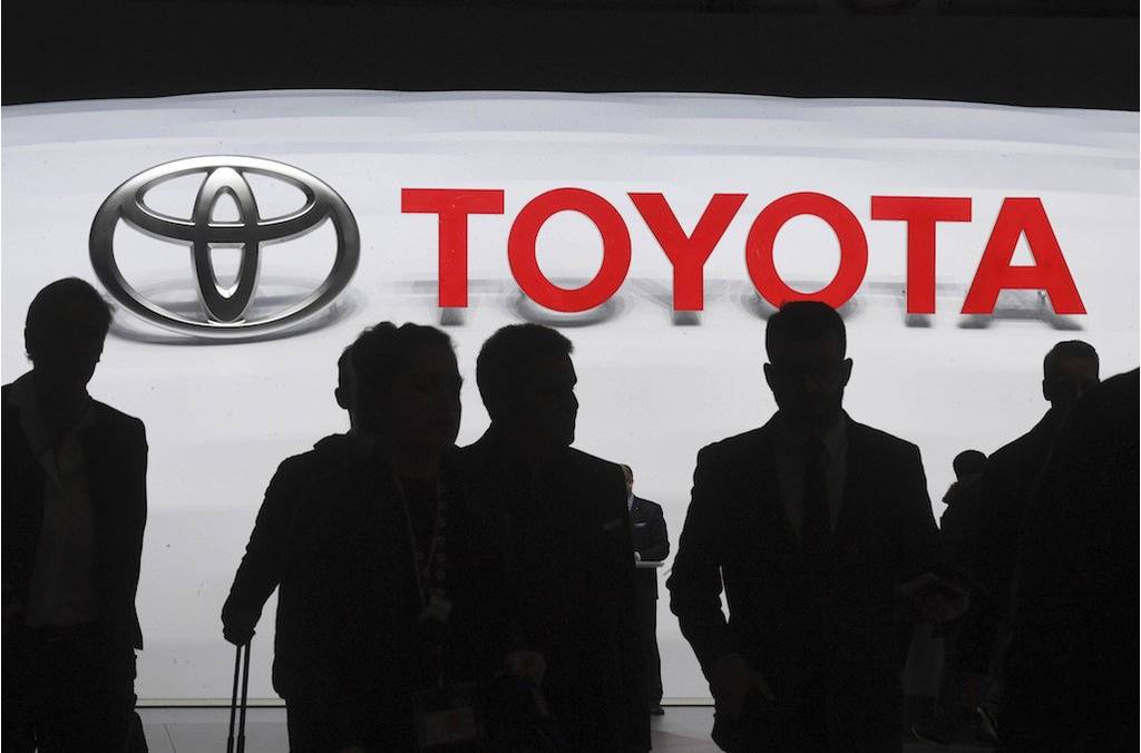 Off the Wall Car Logo - Toyota Patents Off-the-Wall Telescoping Tail Feature - The Drive