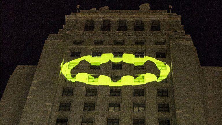 Adam West Bat Logo - Bat-Signal Shines on L.A. City Hall in Honor of Adam West ...