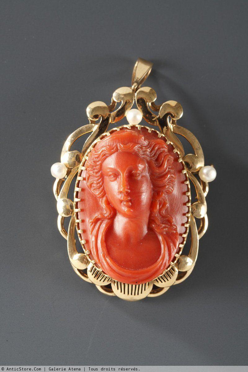 Oval Cameo with Red Logo - Brooch-pendant in gold and coral cameo -- Oval brooch decorated with ...
