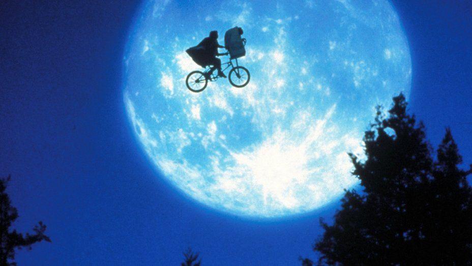 E.T. The Extra-Terrestrial Logo - ET' Review: 1982 Movie | Hollywood Reporter