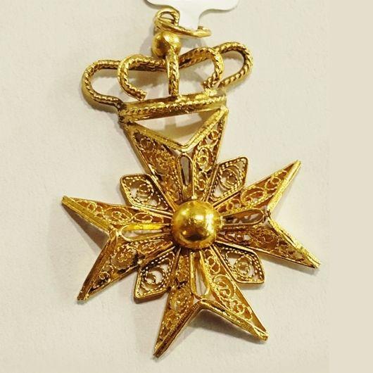 Gold Cross with Crown Logo - 18ct 18kt Gold filigree Maltese Cross Heraldic Crown pendant 3cm