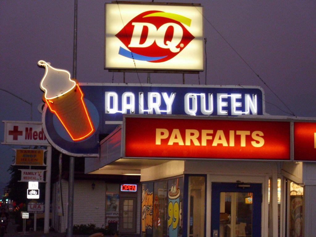 Vintage Fast Food Restaurant Logo - Closeup of Dairy Queen with Lit, Vintage Neon Ice Cream Co… | Flickr