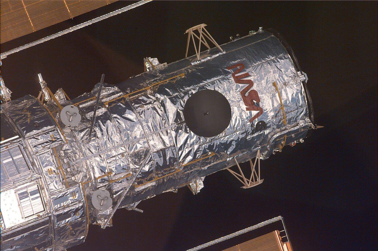 Hubble Worm Logo - Pre-Grapple Close-Up Image of Hubble | ESA/Hubble