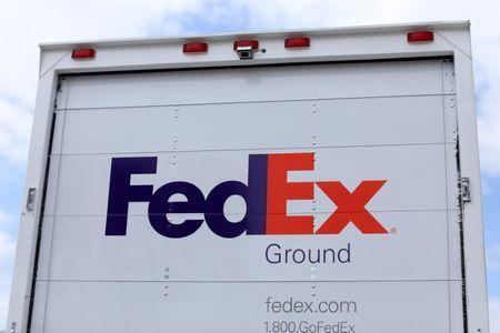 Groumd Federal Express Logo - FedEx orders Boeing freighters for $6.6 billion