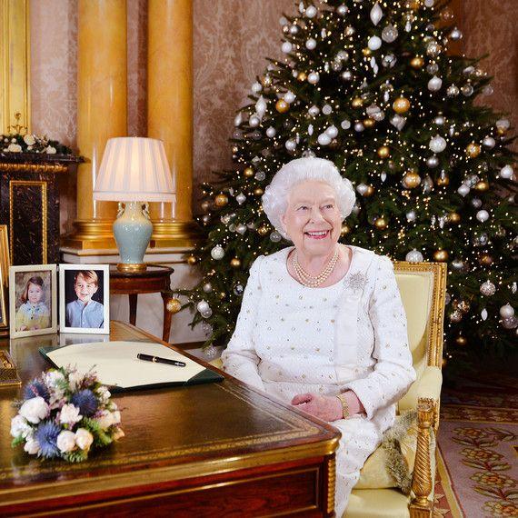Buckingham Palace Christmas Logo - How the Royal Family Decorates for Christmas at Buckingham Palace ...