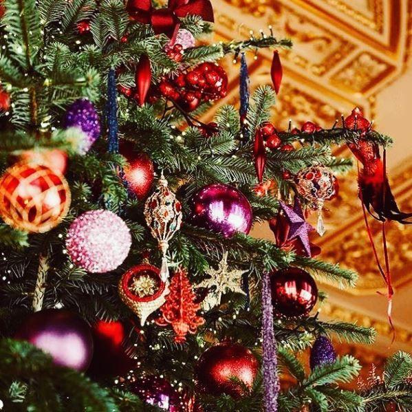 Buckingham Palace Christmas Logo - The Christmas Decorations at Buckingham Palace Are Spectacular - Glam