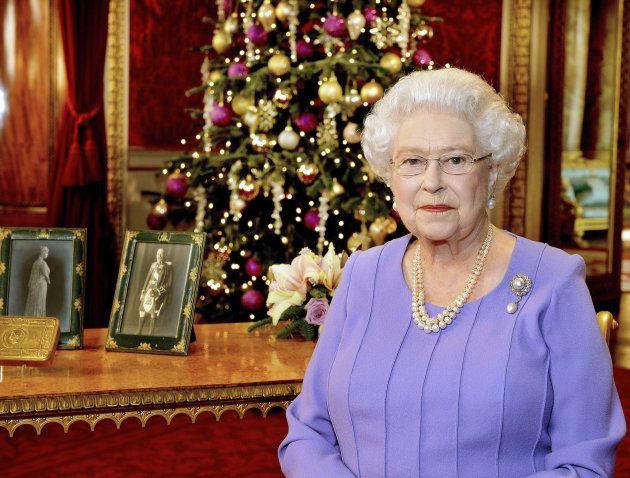 Buckingham Palace Christmas Logo - 10 Christmas Traditions Of The Royal Family | HuffPost Canada