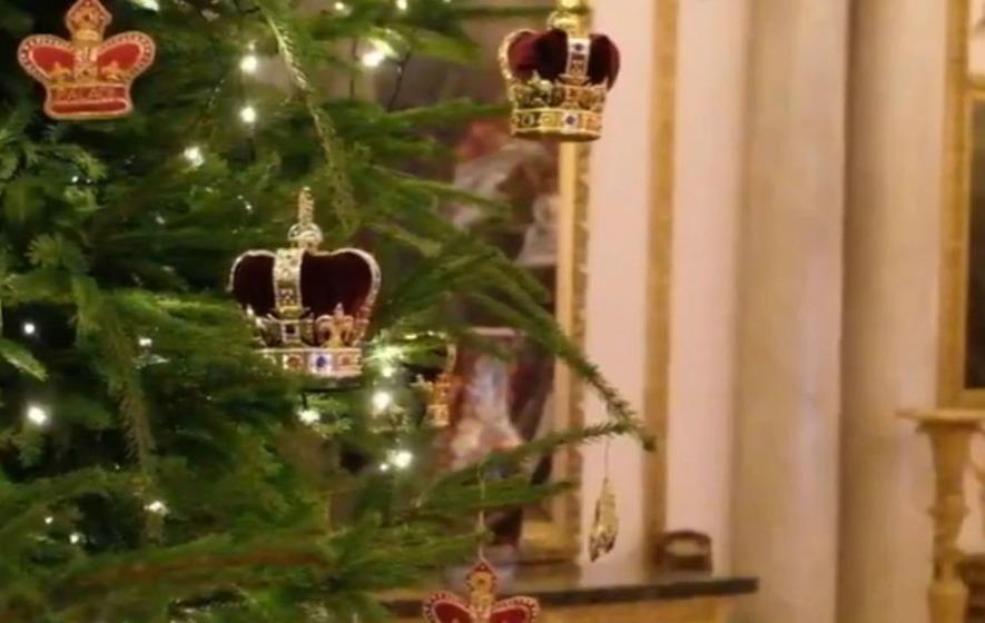 Buckingham Palace Christmas Logo - Christmas begins at Buckingham Palace as festive trees are put in ...